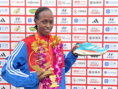 穿着阿迪达斯跑鞋，肯尼亚选手斩获北京马拉松女子冠军-第6张图片-末央生活网